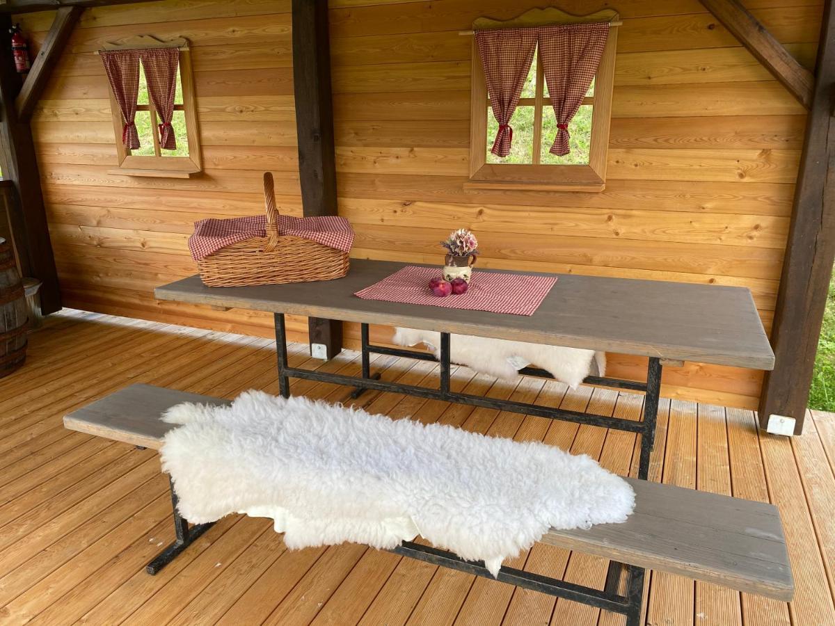 Villa Wooden Hut At Tourist Farm Artisek à Store Extérieur photo